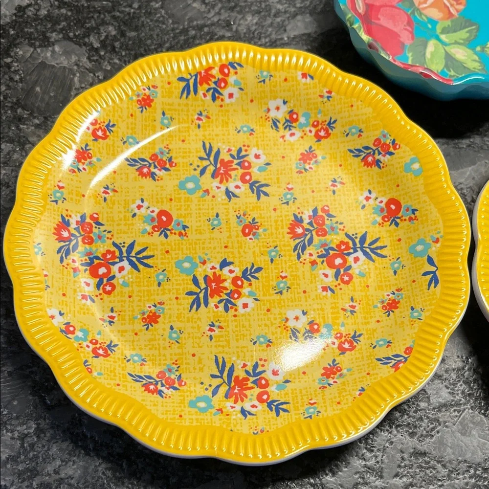 Pioneer Woman 6.5” Floral Yellow Plates and Blue Spoon Rest Set. New without box